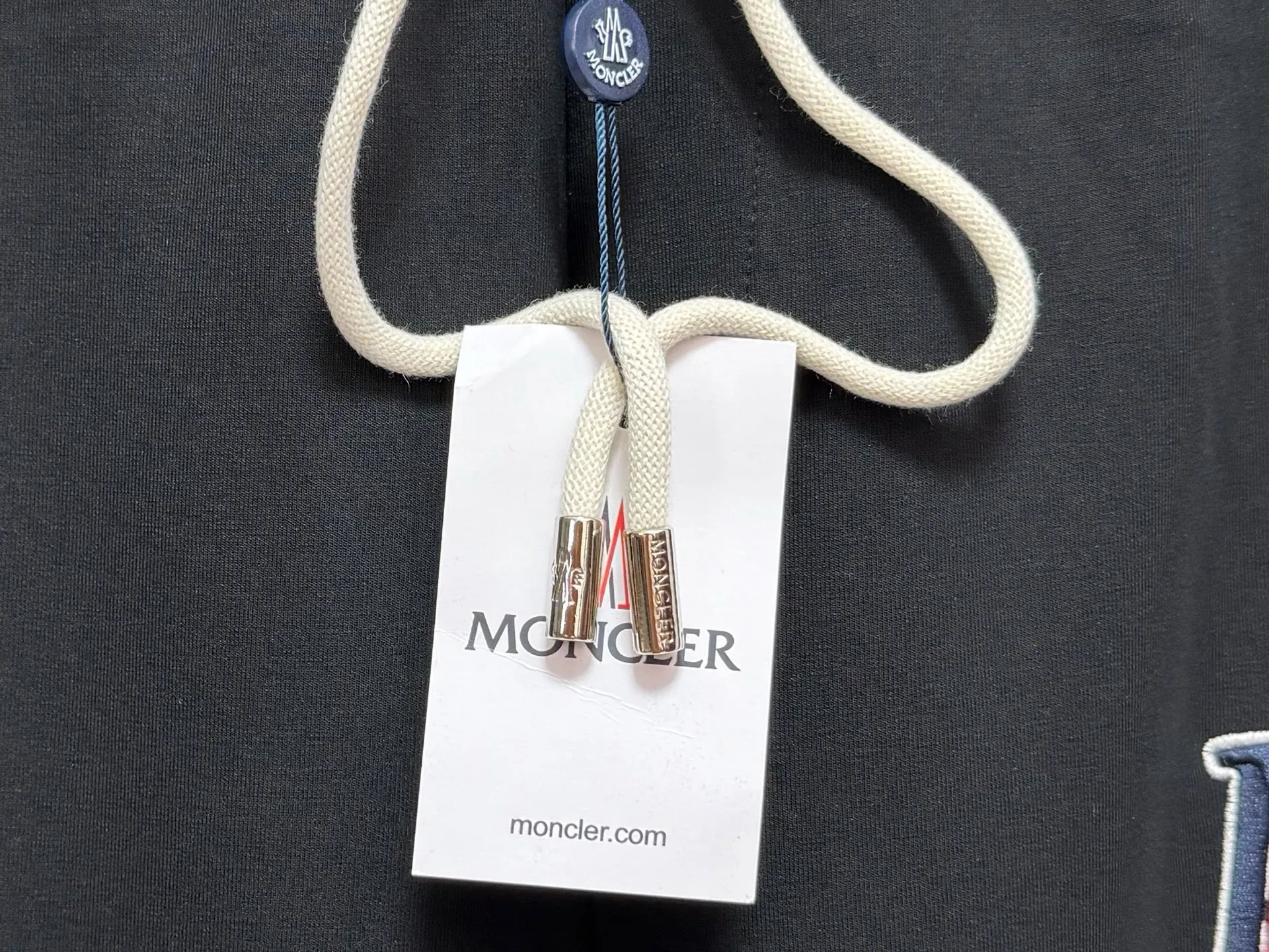 Moncler 2026ss ● ： ， ， ，Breathable ， 。 ● ： ，Retro ； ， ， ， 。 ● ： M ， ； Moncler Classic ， 。 ● ： ， ， ， 。 ● ： 、 、 ， 、T 、 ， 。，🧱 。 SIZE：M L XL XXL XXXL